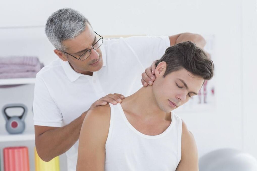 le médecin examine le cou pour l'ostéochondrose