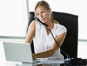 Travail sédentaire et tenue de l'épaule du téléphone - Les causes de l'ostéochondrose cervicale