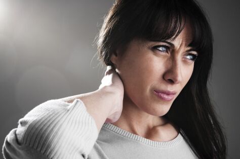 Une femme a une ostéochondrose du cou