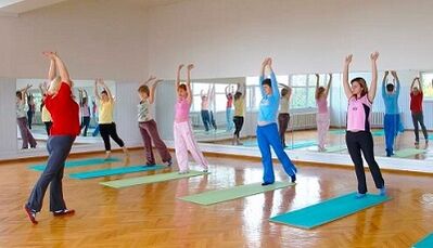 Gymnastique thérapeutique avec des douleurs au bas du dos
