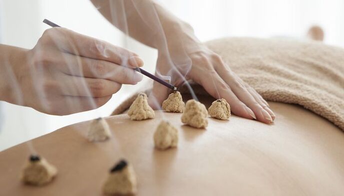 Réchauffer les points bioactifs du dos pour l'ostéochondrose