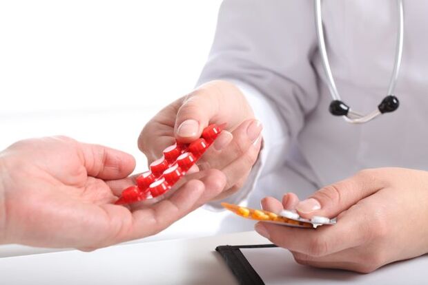 le médecin donne des pilules pour traiter l'ostéochondrose